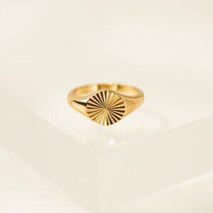 Coin Fluted Signet Ring